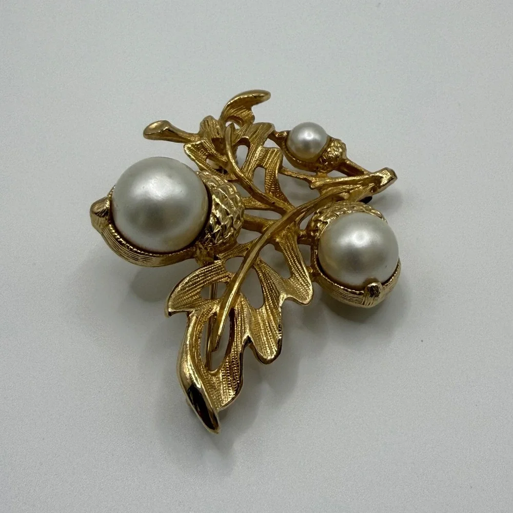 Avon Vintage Gold Tone Faux Pearl Acorn Oak Leaf Brooch Pin Pendant Loop
